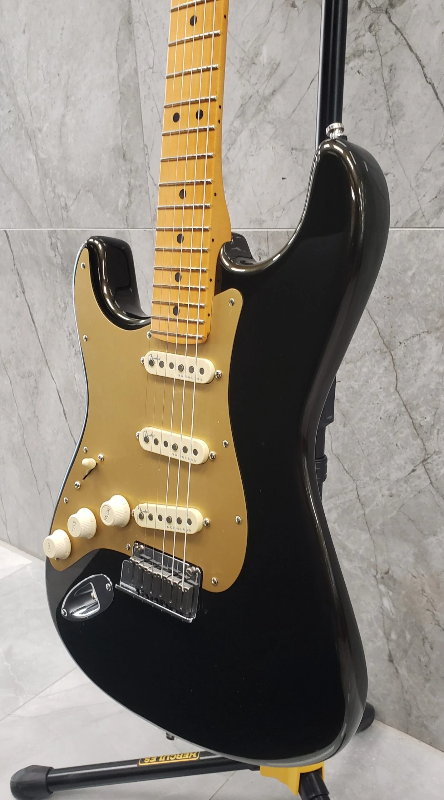 Fender American Ultra Stratocaster Left Hand, Maple Fingerboard, Texas Tea 0118132790 5 Fender American Ultra Stratocaster Left Hand, Maple Fingerboard, Texas Tea 0118132790 - Image 5