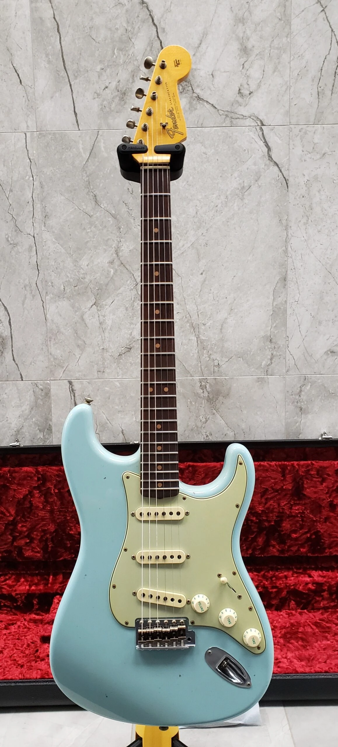 Fender Custom Shop 64 Stratocaster Journeyman Relic, Rosewood Fingerboard - Faded Aged Daphne Blue 9235001579 6 Fender Custom Shop 64 Stratocaster Journeyman Relic, Rosewood Fingerboard - Faded Aged Daphne Blue 9235001579 - Image 6