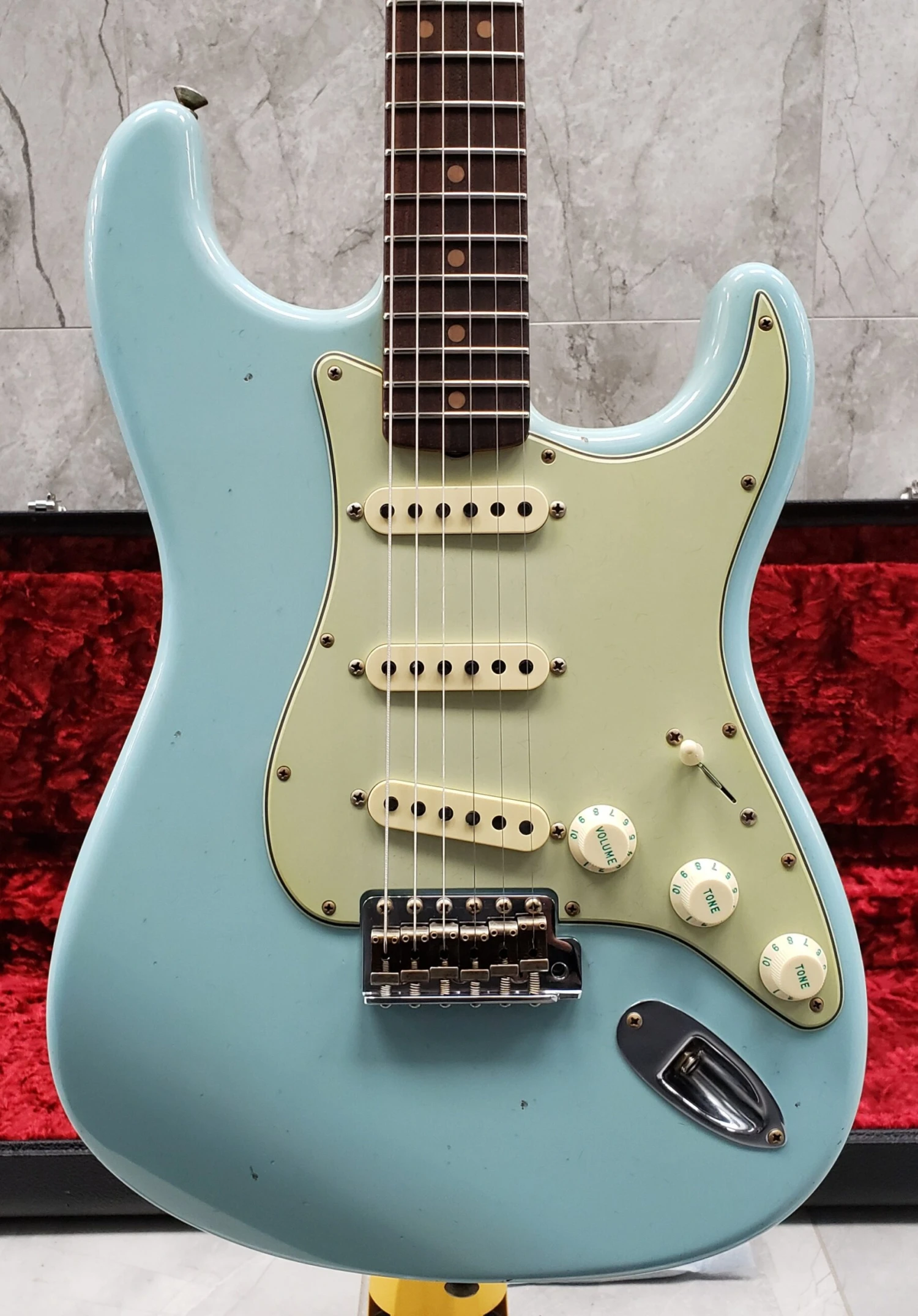 Fender Custom Shop 64 Stratocaster Journeyman Relic, Rosewood Fingerboard - Faded Aged Daphne Blue 9235001579 1 Fender Custom Shop 64 Stratocaster Journeyman Relic, Rosewood Fingerboard - Faded Aged Daphne Blue 9235001579