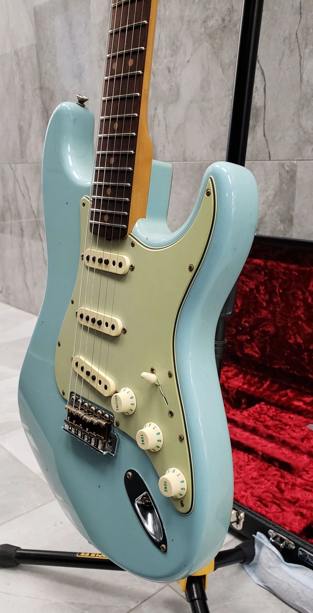 Fender Custom Shop 64 Stratocaster Journeyman Relic, Rosewood Fingerboard - Faded Aged Daphne Blue 9235001579 5 Fender Custom Shop 64 Stratocaster Journeyman Relic, Rosewood Fingerboard - Faded Aged Daphne Blue 9235001579 - Image 5